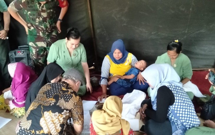 Ketua Persit KCK Kodim 0510/Tigaraksa Ny. Eva Parada WN Tampubolon saat ikut membatik