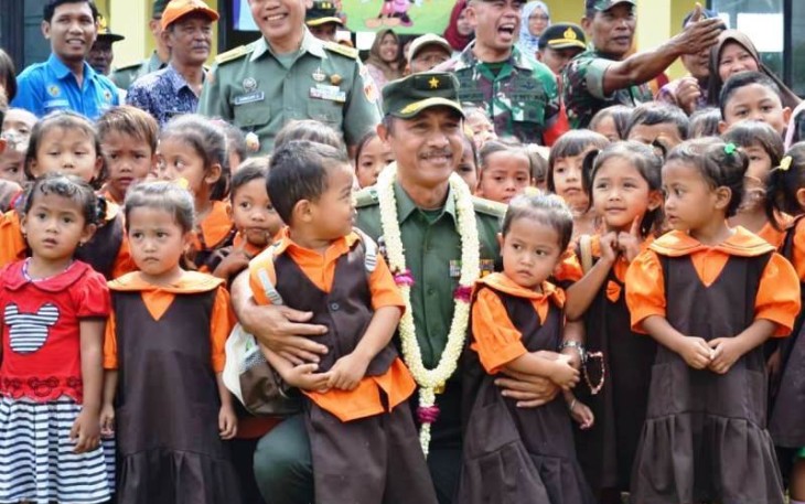 Murid TK dan Musik Calung Sambut Kehadiran Wasev