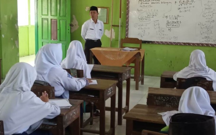Jalan Dibangun TNI Anak-Anak Ke sekolah Lancar