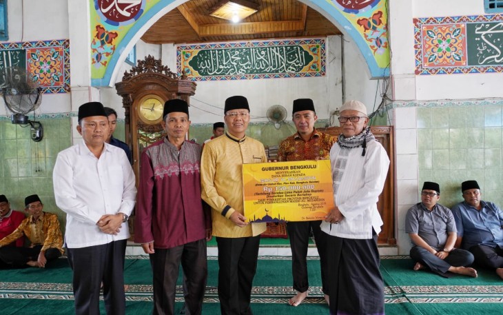 Gubernur Rohidin Serahkan Bantuan Pembangunan Masjid di Bengkulu Selatan