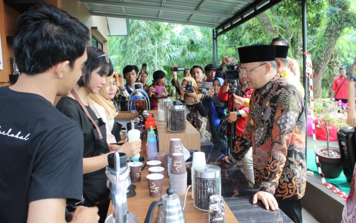 Gubernur Bengkulu Rohidin Mersyah Melihat Peracikan Kopi 
