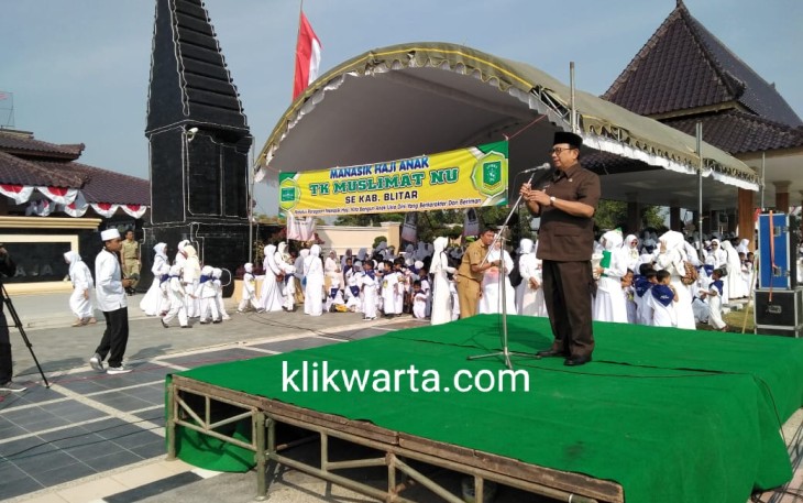 Bupati Blitar Drs Rijanto saat memberikan sambutan dalam acara Manasik Haji Anak TK Muslimat NU se- Kabupaten Blitar.