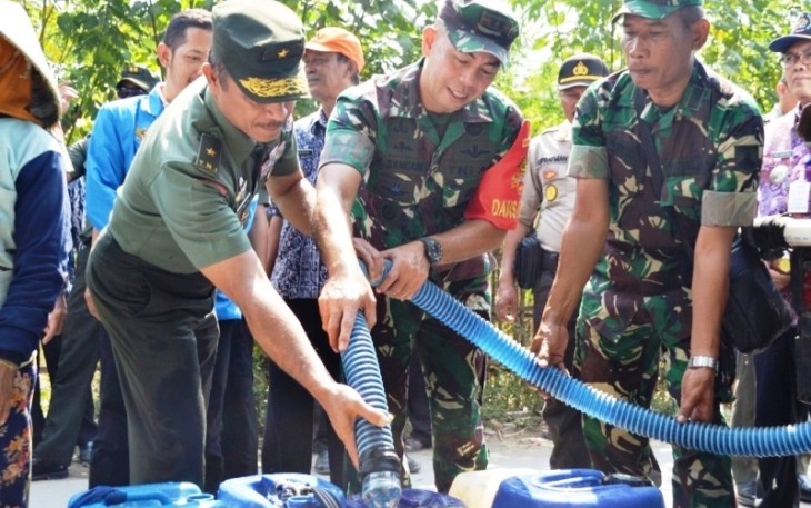 Tim Asistensi Kasad di Bantu Dandim 0712/Tegal distribusikan air bersih