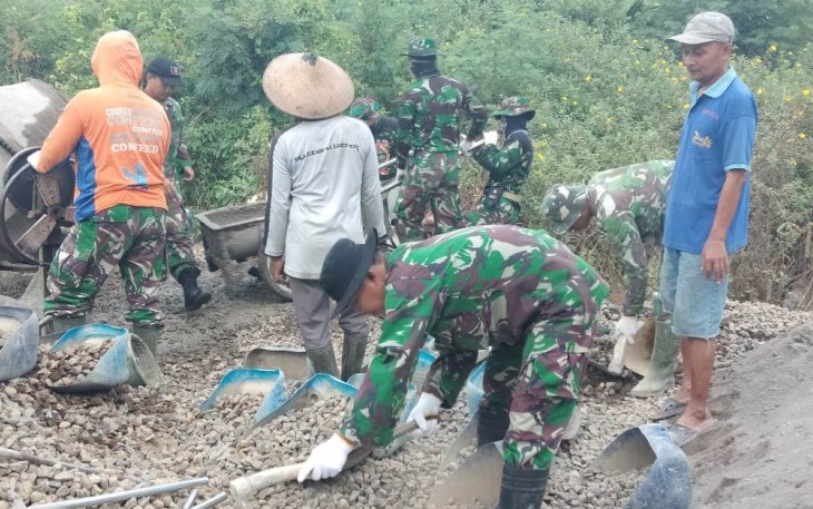 Danton Juga Ikut Kerja Di Lokasi TMMD