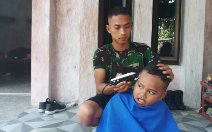 Ingin Cukur Seperti Pak Tentara