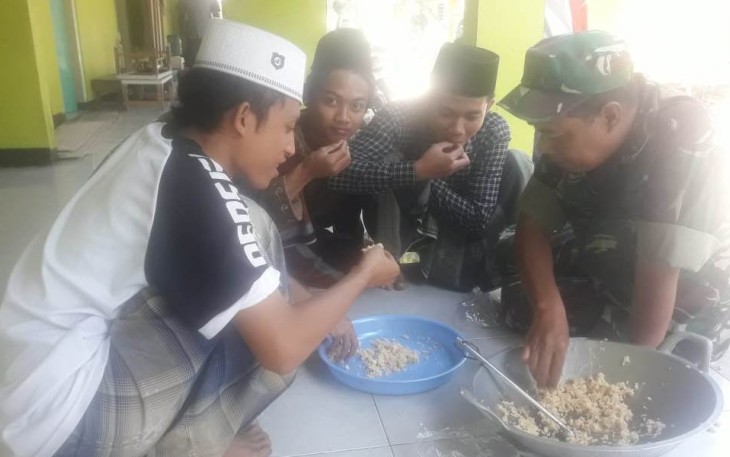 Tentara Satgas TMMD Rasakan Makan Bersama Ala Santri