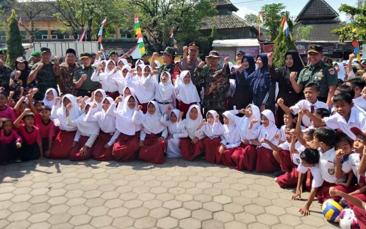 Ciptakan Memory Kenangan Siswa SDN 1 Kalikondang Foto Bersama TNI 