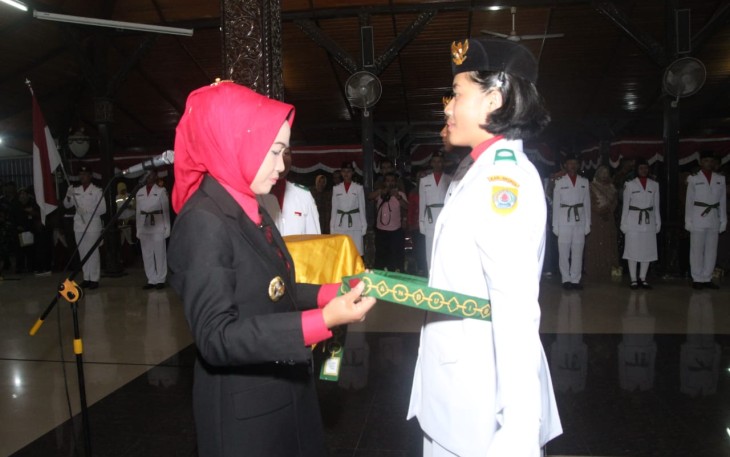 Bupati Brebes Hj Idza Priyanti  Saat Mengkukuhkan Anggota Paskibra