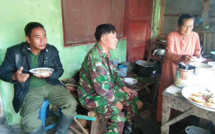 Warung Pojok Milik Mbah Parti Makin Ramai Dikunjungi Tentara