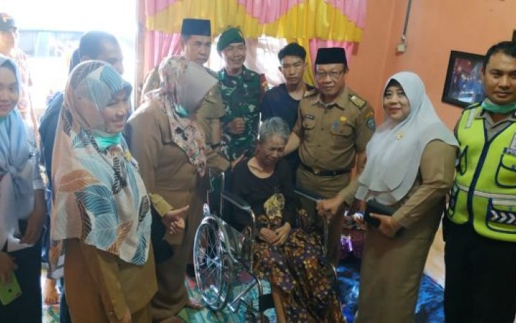 Kadinsos Kota Bengkulu Syahrul Tamzie Salurkan Bantuan Kursi Roda Pada Syariah  Penderita Stroke