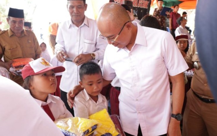 Bupati Bengkulu Selatan Gusnan Mulyadi Berikan Bantuan Secara Simbolis Seragam Gratis
