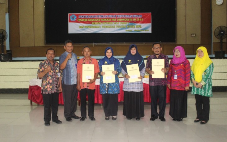 Penyerahan SK Kenaikan Pangkat secara simbolis diserahkan oleh Staf Ahli Bupati bidang Kemasyarakatan dan Sumber Daya Manusia Masfuri di gedung KORPRI Brebes Selasa (3/9).