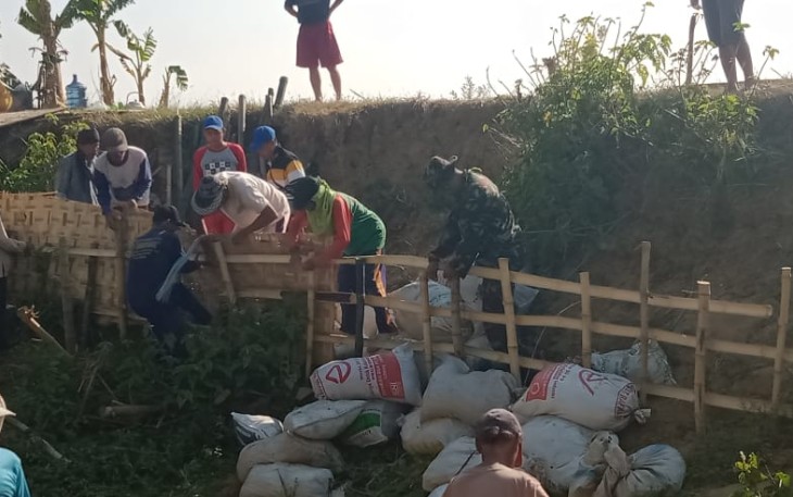 TNI dan Warga bahu membahu perkuat tanggul