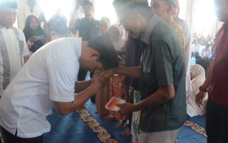 Wakil Wali Kota Bengkulu Dedy Wahyudi  Serahkan Jadup Untuk 70 Lansia