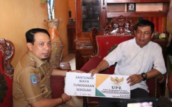 Wakil Wali Kota Bengkulu Dedy Wahyudi Berikan Bantuan Untuk Wildan Rifaldo Lubis Siswa Kelas XI SMK N 3 Kota Bengkulu Yang Menunggak Biaya Sekolah