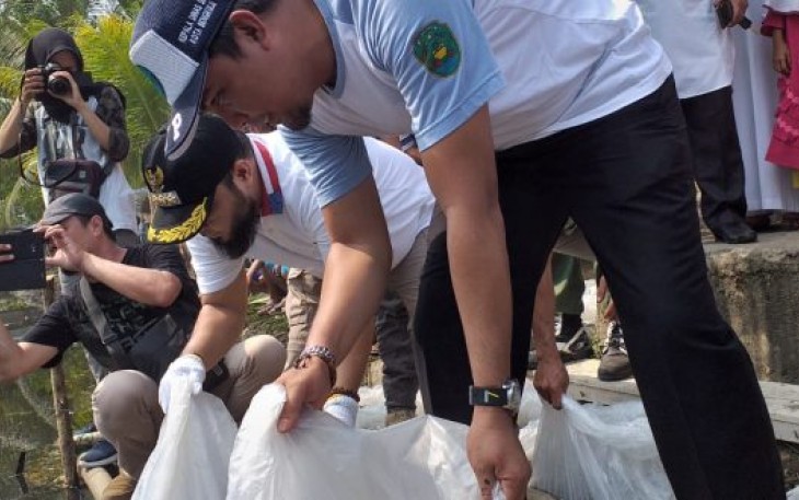 Wali Kota Bengkulu Helmi Hasan Dan Kadis DKP Kota Bengkulu Syafriandi Tebar Benih 1 Juta Ikan Lele