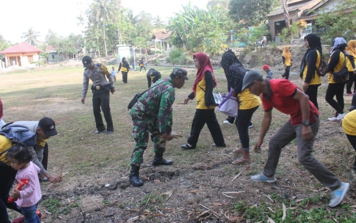 TNI-Polri Bersihkan Sampah di Lokasi Pra TMMD 106 Kodim Cilacap