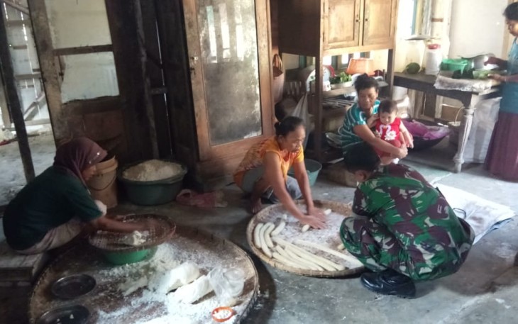 Warga Ajarkan Anggota TNI Kodim Cilacap Cara Membuat Makanan Khas Desa Cilibang
