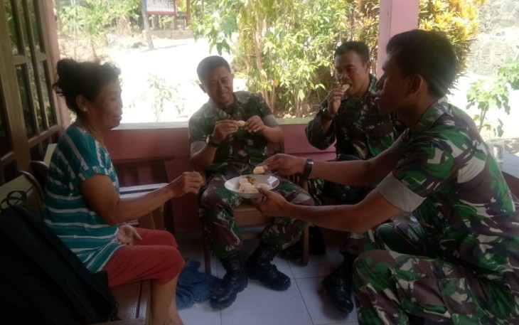 Kue Gemblong Bu Darkem Disajikan untuk Babinsa Jeruklegi