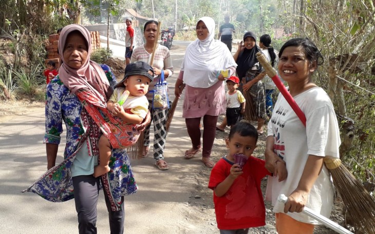 Kedua Warga Desa Cilibang saat Ikut membantu Program TMMD 106 Kodim Cilacap