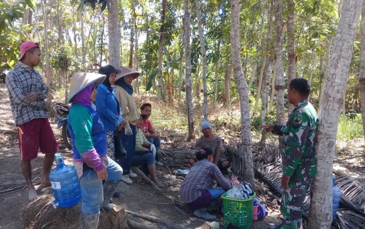 Babinsa Jalin Komsos dengan Masyarakat