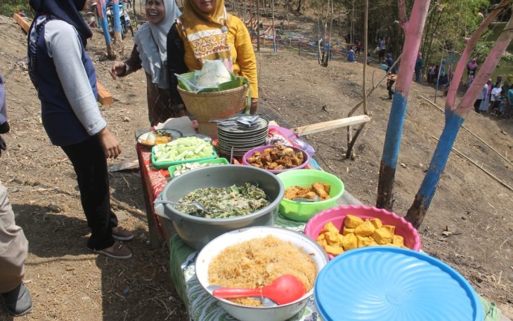 Nasi Tumpeng Wujud Syukur Diresmikannya Wisata Pemancingan di Pra TMMD 106 Kodim Cilacap