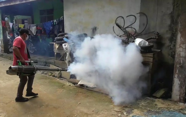 Pihak Dinas Kesehatan Aceh Singkil ketika melakukan fogging kerumah warga setempat.