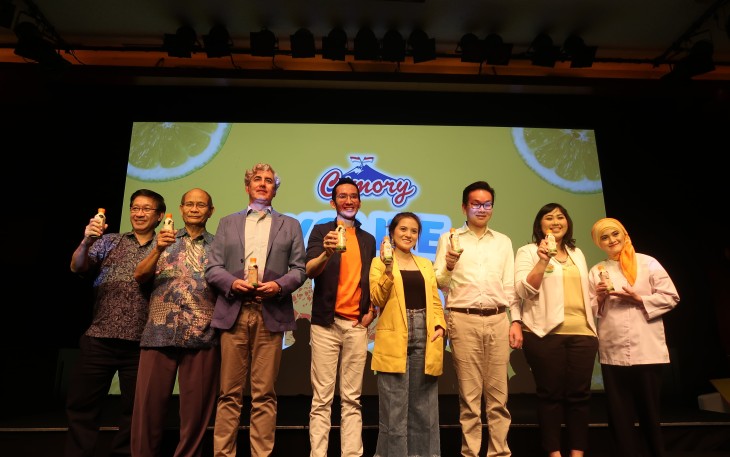 Foto Bersama (Kiri-Kanan) Bapak Arjoso Wisanto (Business Unit Manager PT Cimory Mountain Dairy) Bapak Eno Suwana (Business Unit Manager PT Cimory Mountain Dairy) Mr Francisco Ortega (CFO PT Cisarua Mountain Dairy) Dr Haekal Anshari (Pemerhati Gizi) Marsha Aruan (Selebriti) Bapak Farell Sutantio selaku Direktur PT Cisarua Dairy Mountain (Cimory) Sheila Aryyani (Senior Brand Manager Cimory) Chef Yeni Ismayani