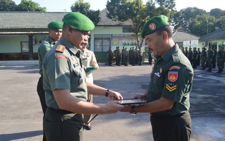 Dandim 0724 Boyolali Letkol Herman Taryaman SIP MH Beri Penghargaan Kepada Prajurit Telah Memasuki Masa Persiapan Pensiun