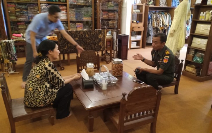 Danramil 03 Serengan Temui Pemilik Batik Karlina