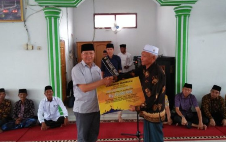 Gubernur Bengkulu Rohidin Mersyah Salurkan Bantuan 