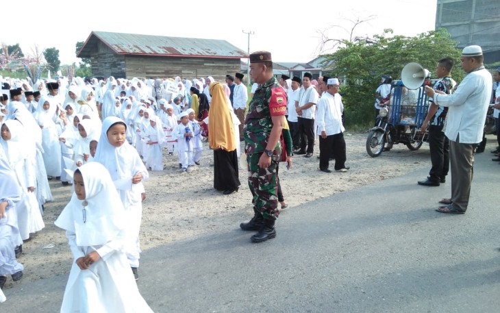 Babinsa Pelda Muhammad Hakim saat melakukan pengamanan