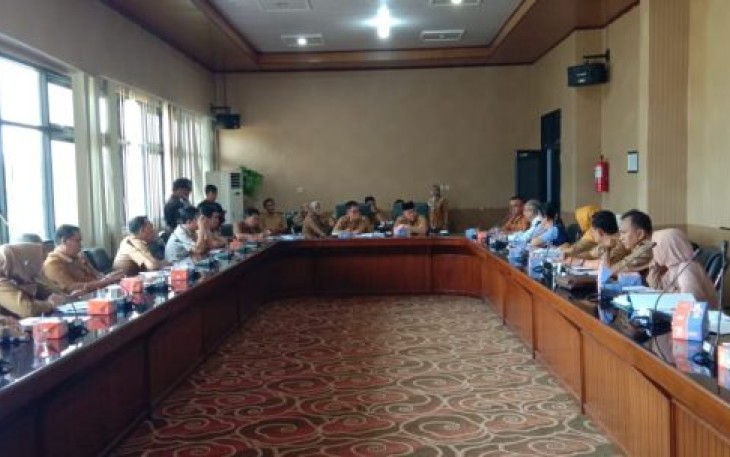 Sekretaris Badan Pengelolaan Keuangan Dan Aset Daerah Bengkulu Selatan Decky Zulkarnain Pimpin Rapat 
