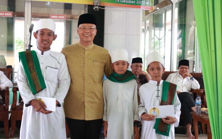 Gubernur Bengkulu Rohidin Mersyah saat meresmikan Masjid Masjid At-Thursina