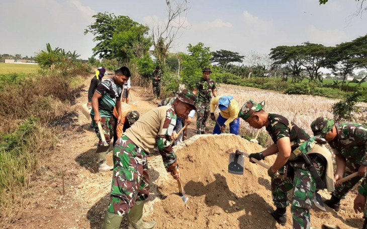 Panas Terik Tidak Menyurutkan Semangat Satgas TMMD 106 Meratakan Jalan Desa