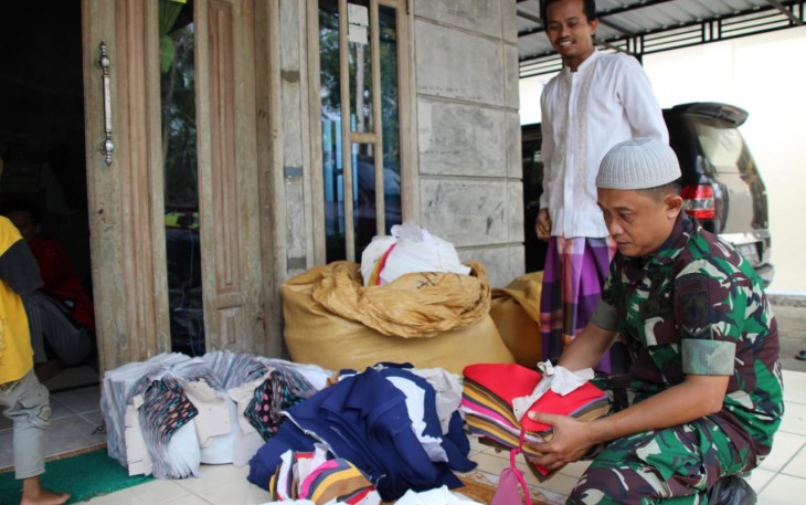 Satgas TMMD Sertu Mulyono Kunjungi Usaha Konveksi Milik Warga Desa