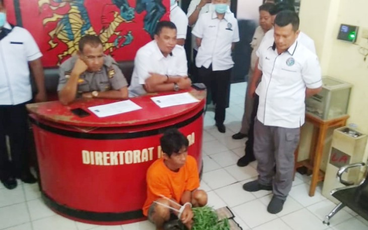 Kabid Humas Polda AKBP Sudarno saat gelar press conference tersangka dan barang bukti