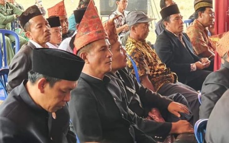 Masyarakat Menyaksikan Tari Andun 
