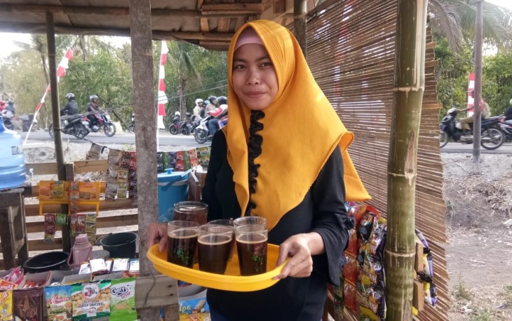 Anisa Jadi Primadona Jelang Pembukaan TMMD 106 Kodim Cilacap Layani Kopi Kepada TNI dan Warga