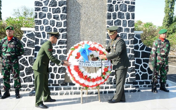 Letkol Infanteri Faisal Amri Ziarah ke Makam Pahlawan