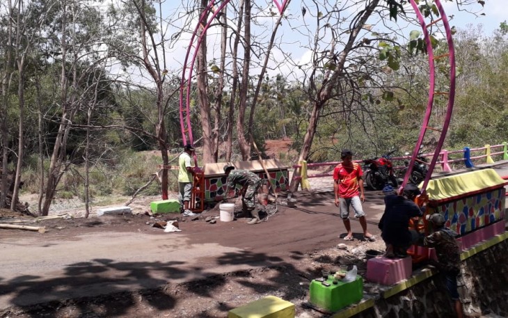 Satgas TMMD 106 Kodim Cilacap Berjibaku Bersama Warga Pasang Gapuro Love Di Wisata Krama Cenil 