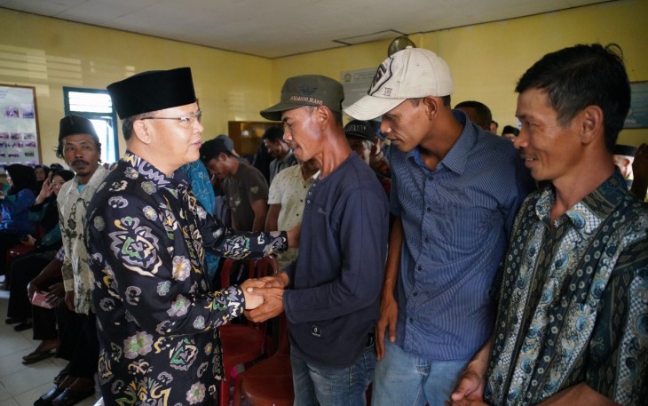 Gubernur Bengkulu Rohidin Mersyah saat menyapa warga Desa Bukit Paninjauan I