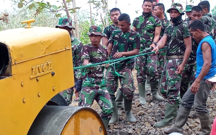 Prajurit TNI Tarik Alat Berat Wales 