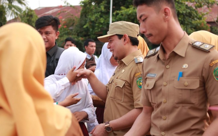Wakil Wali Kota Salurkan Bantuan ke Siswa Kurang Mampu