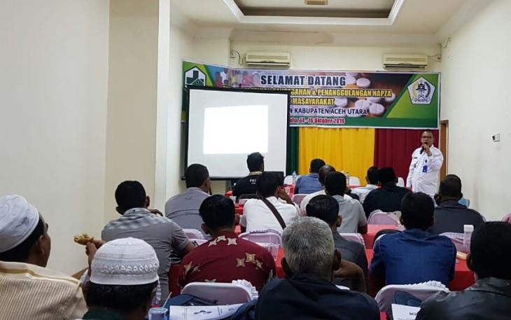 Kepala BNNK Lhokseumawe AKBP. Fakrurrozi SH saat memberi pemahaman Bahaya Narkoba seluruh Geuchik se Aceh Utara