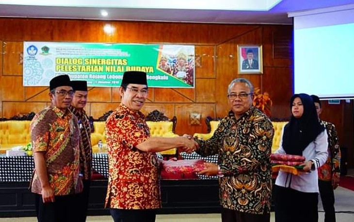 Bupati Rejang Lebong Ahmad Hijazi Foto Bersama UPT Direktorat Jenderal Pendidikan Dan Kebudayaan Suarman