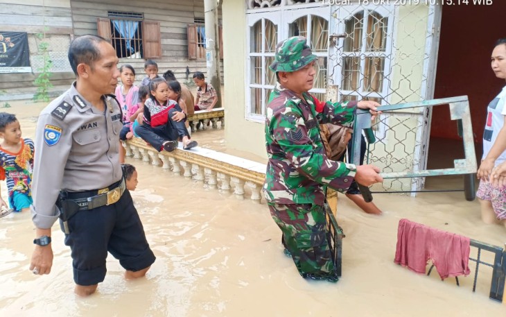 Sigap Babinsa dan Bhabinkamtibmas bantu warga yang terkena musibah banjir