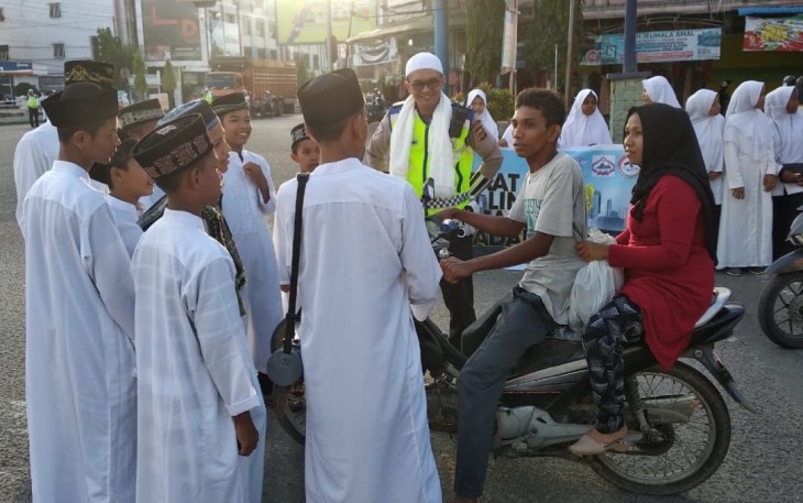 Beginilah Penampakan Remaja Pesantren Mencecar Para Pelanggar Lalu Lintas di Seputaran Kota Kabupaten Bireuen Kamis 24 Oktober 2019.