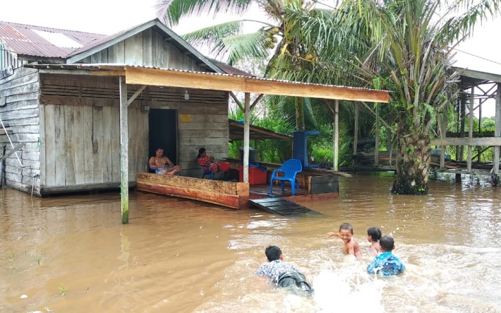 Rumah warga dan ruas jalan lintas Singkil-Rimo Kabupaten Aceh Singkil Provinsi Aceh terendam banjir.