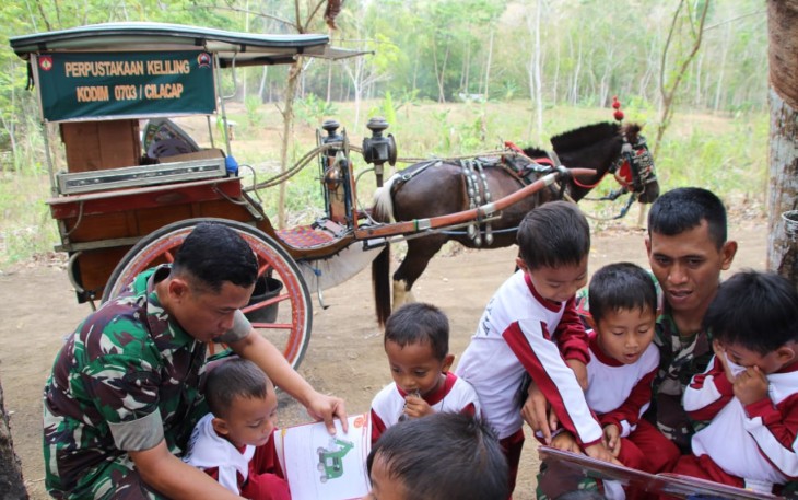 Tarik Minat Baca Anak Gunakan Delman Untuk Transportasi Perpustakaan Keliling